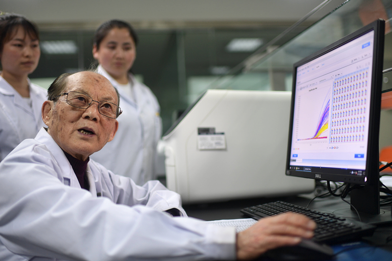 2021年6月17日,吴天一(前)在青海西宁的实验室内和学生讨论。