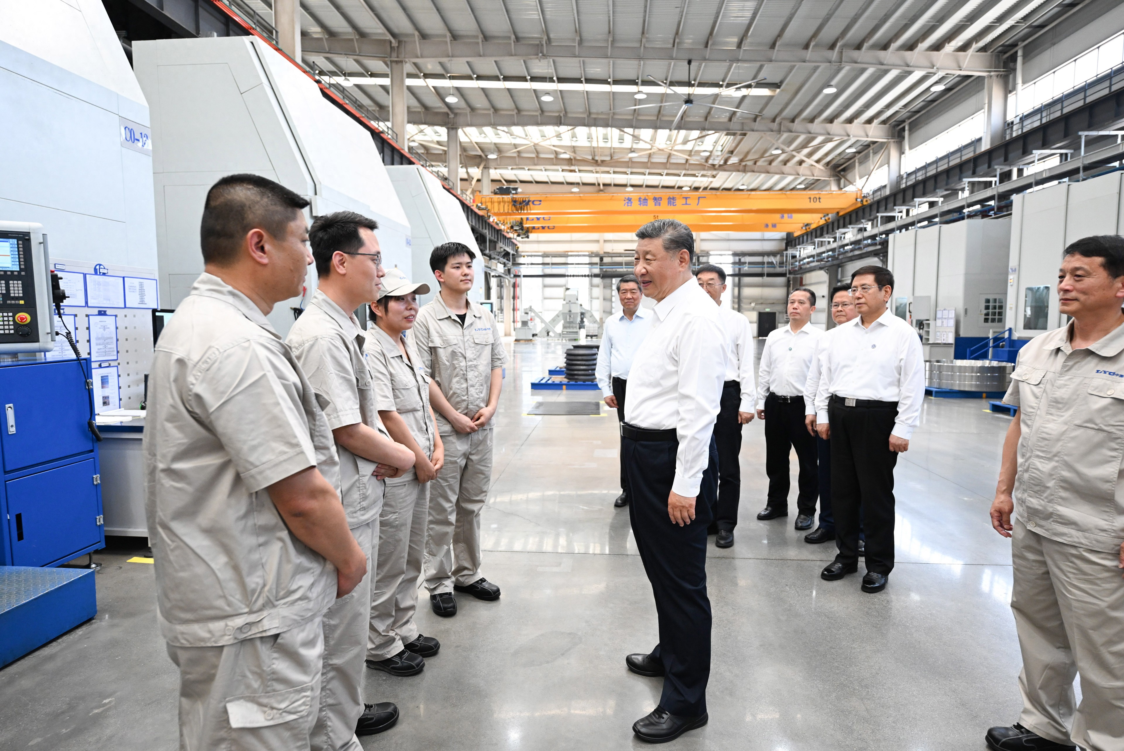 5月19日至20日,中共中央总书记、国家主席、中央军委主席习近平在河南考察。这是19日下午,习近平在洛阳轴承集团股份有限公司智能工厂考察时,同企业职工亲切交流。新华社记者 燕雁 摄