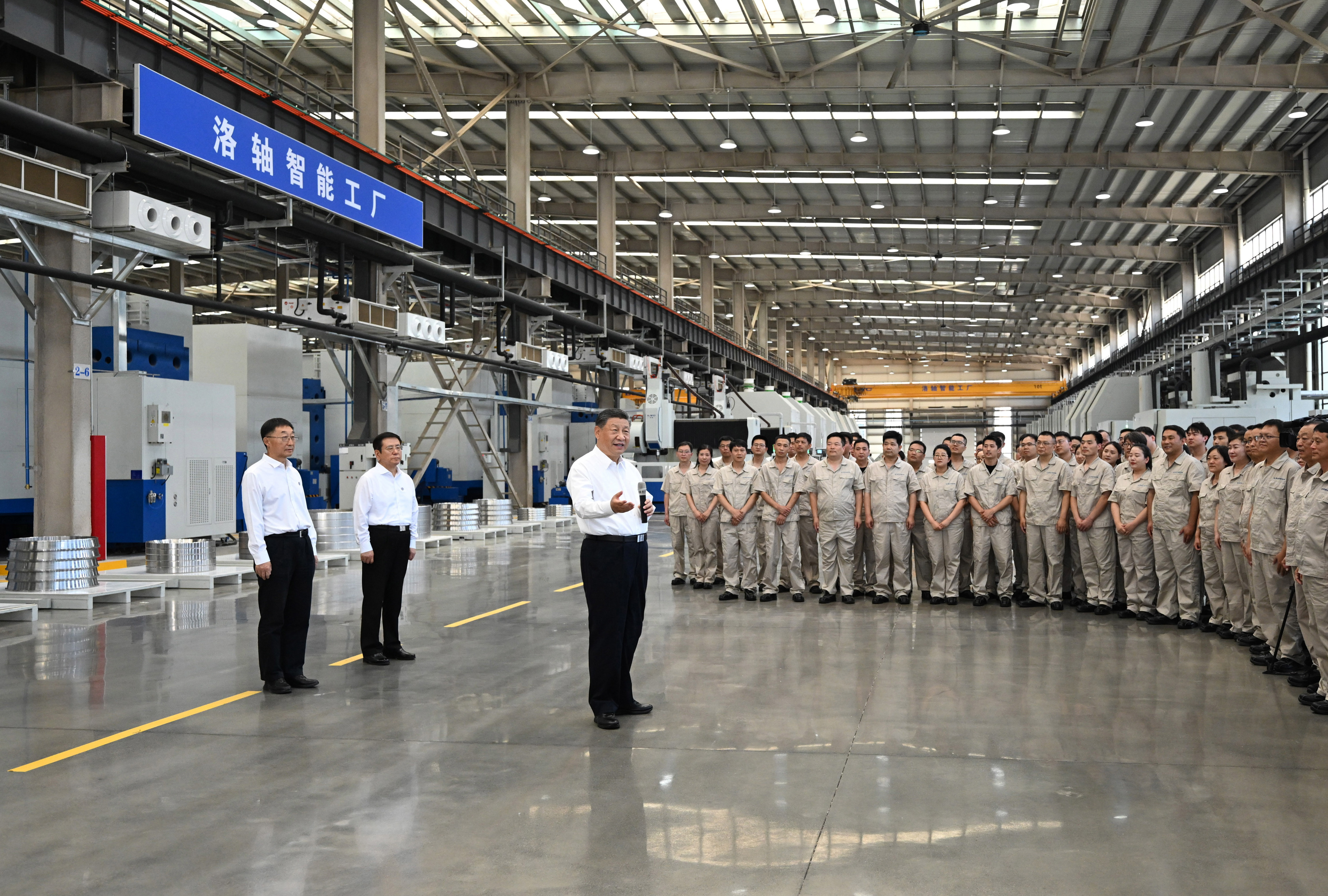 5月19日至20日,中共中央总书记、国家主席、中央军委主席习近平在河南考察。这是19日下午,习近平在洛阳轴承集团股份有限公司智能工厂考察时,同企业职工亲切交流。新华社记者 燕雁 摄