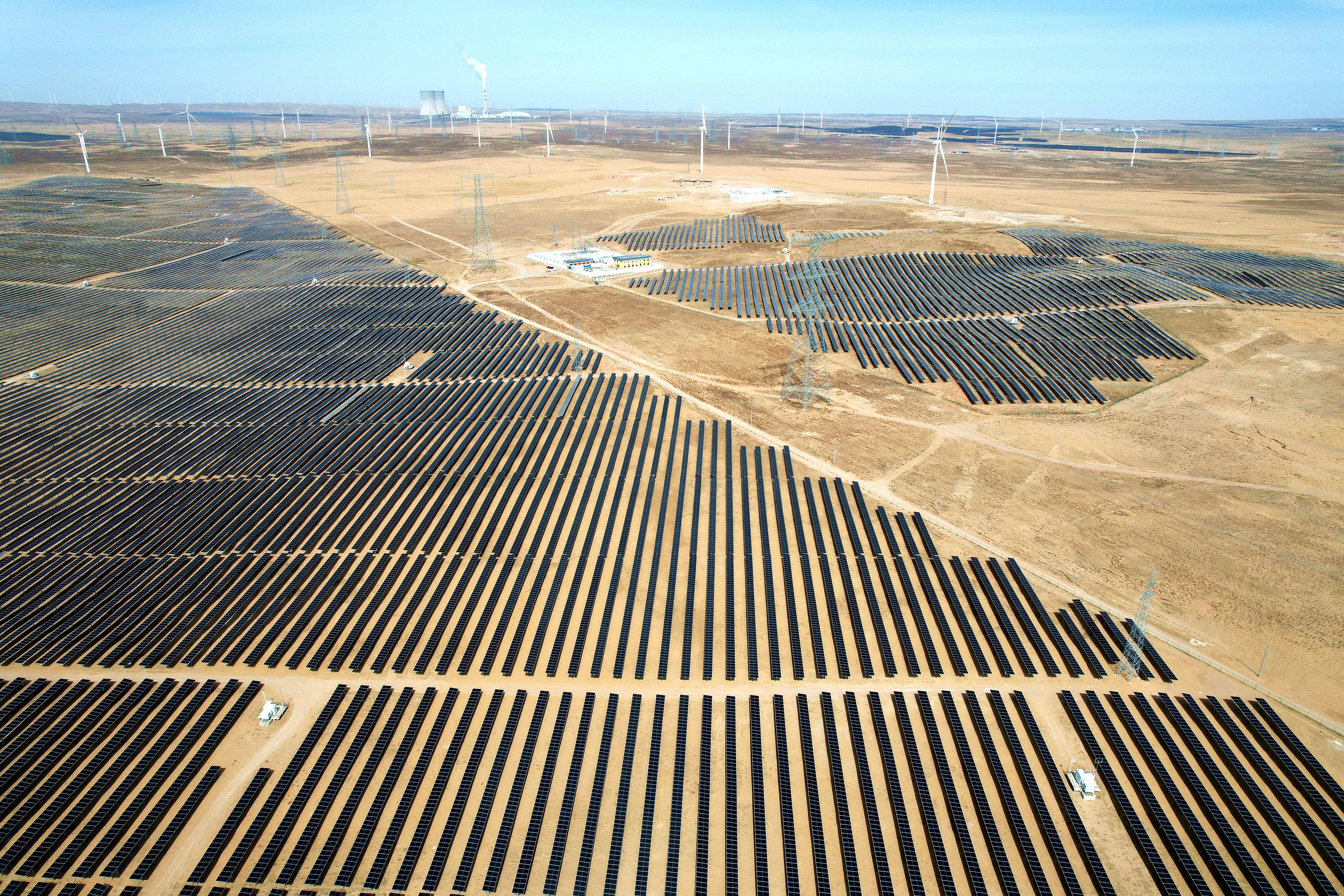 2026年3月18日，宁夏银川，在灵武市白土岗乡的一处光伏产业基地，成片的太阳能光伏板汇成一片“蓝色海洋”。