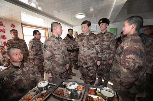 2014年1月26日中午,习近平来到连队食堂,同战士们一起用餐。新华社记者 李刚 摄