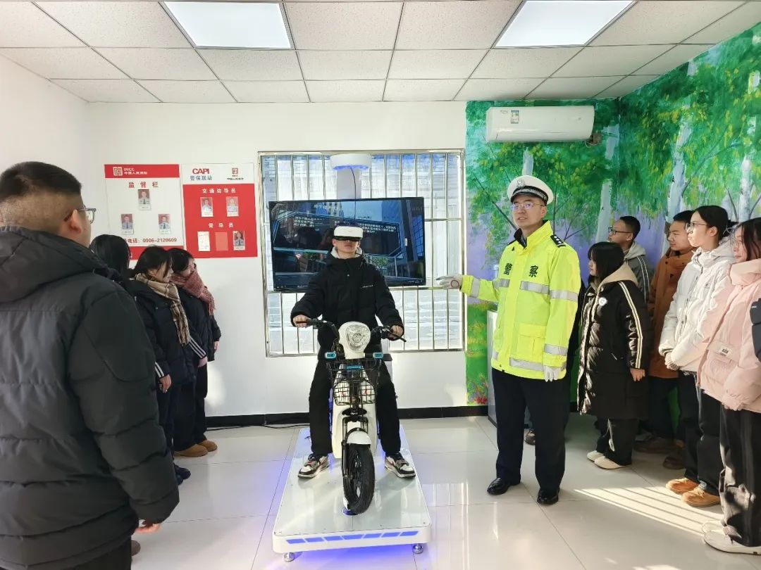 民警为在场体验、培训的学生讲解VR电动车体验机的功能 并开展交通安全宣传.jpg 民警为在场体验、培训的学生讲解VR电动车体验机的功能 并开展交通安全宣传.jpg