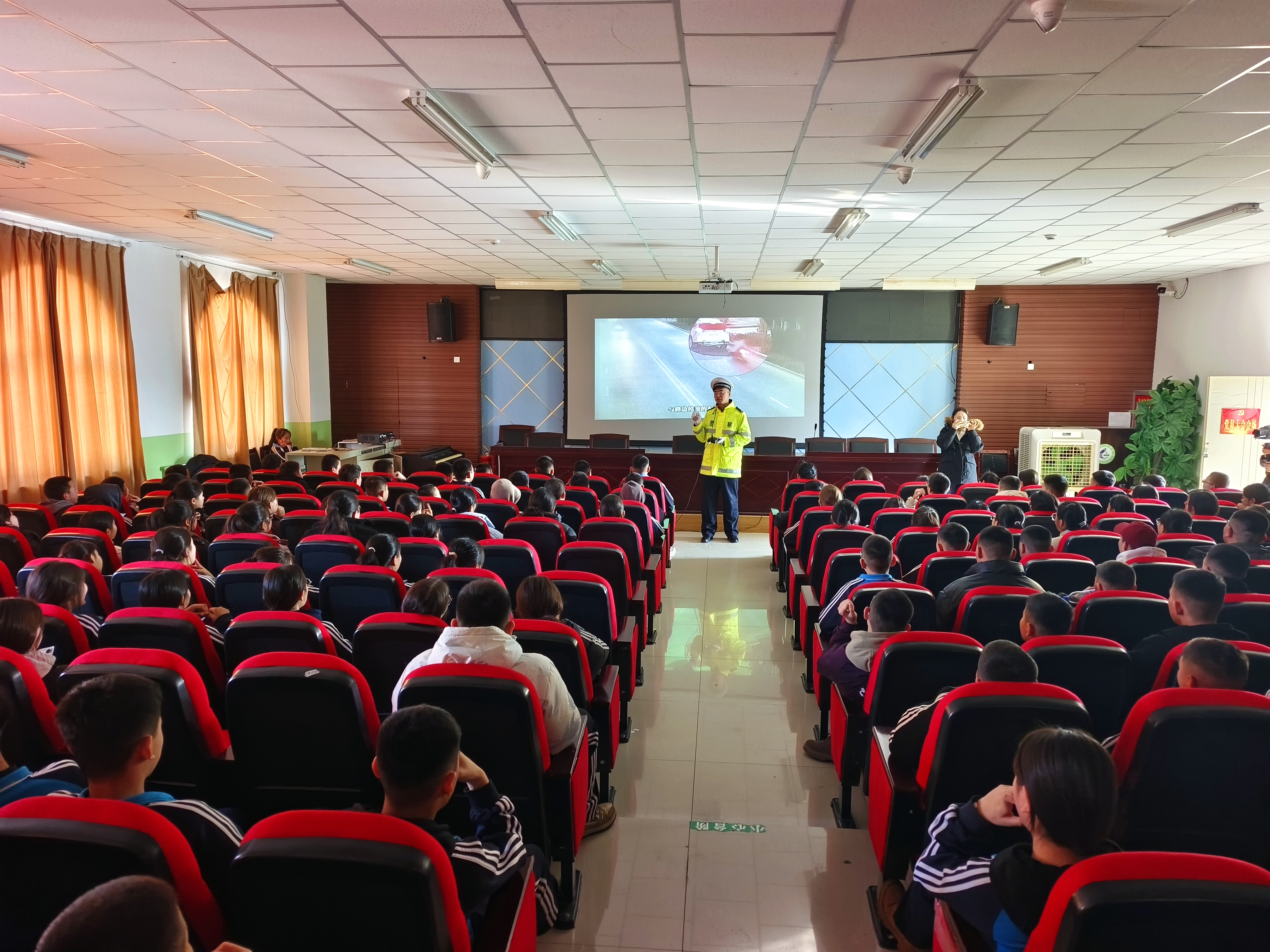 民警为初级中学学生播放警示教育片的行驶上交通安全课 (2).jpg