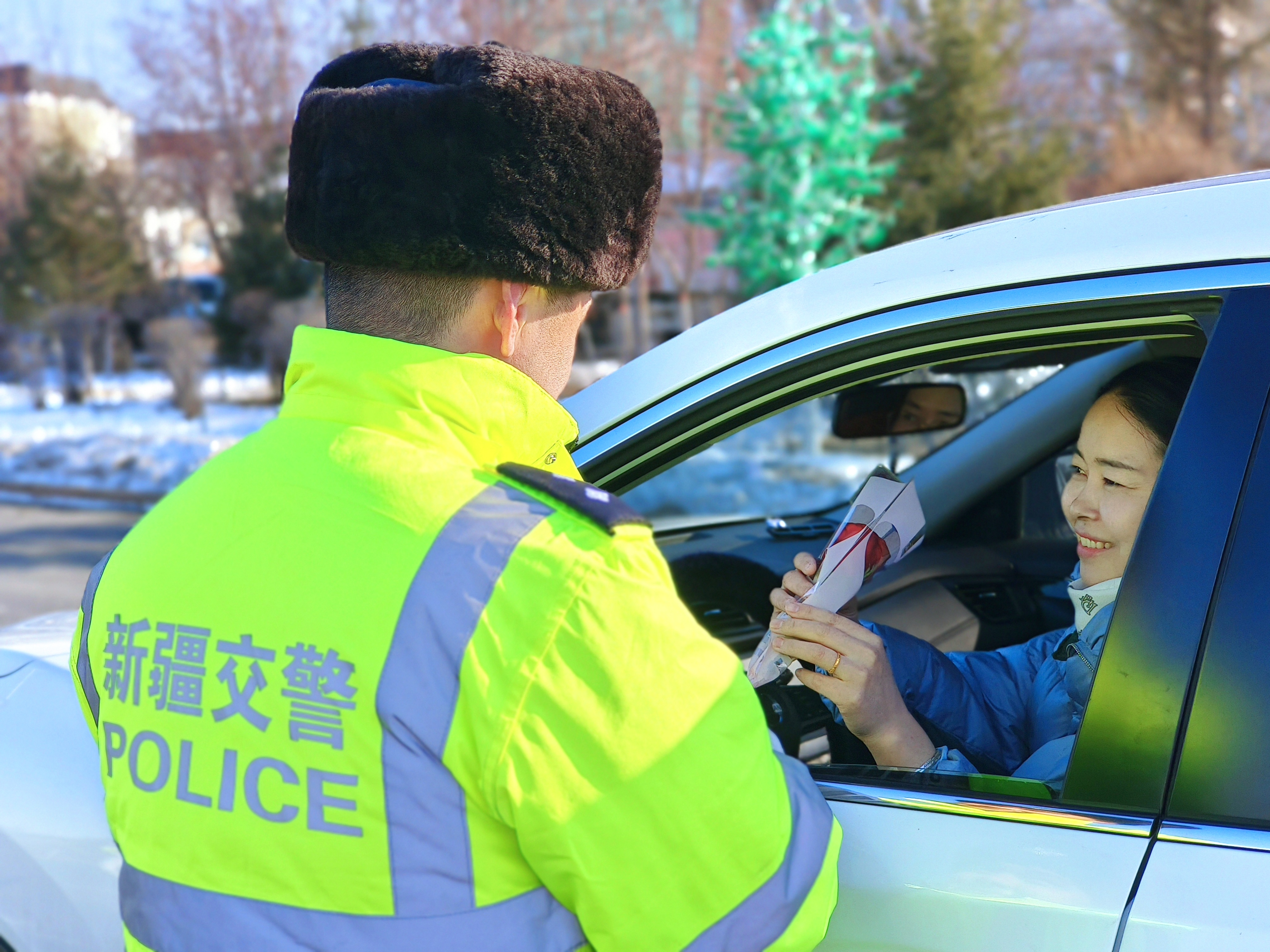民警为系好安全带的女司机送去鲜花.jpg