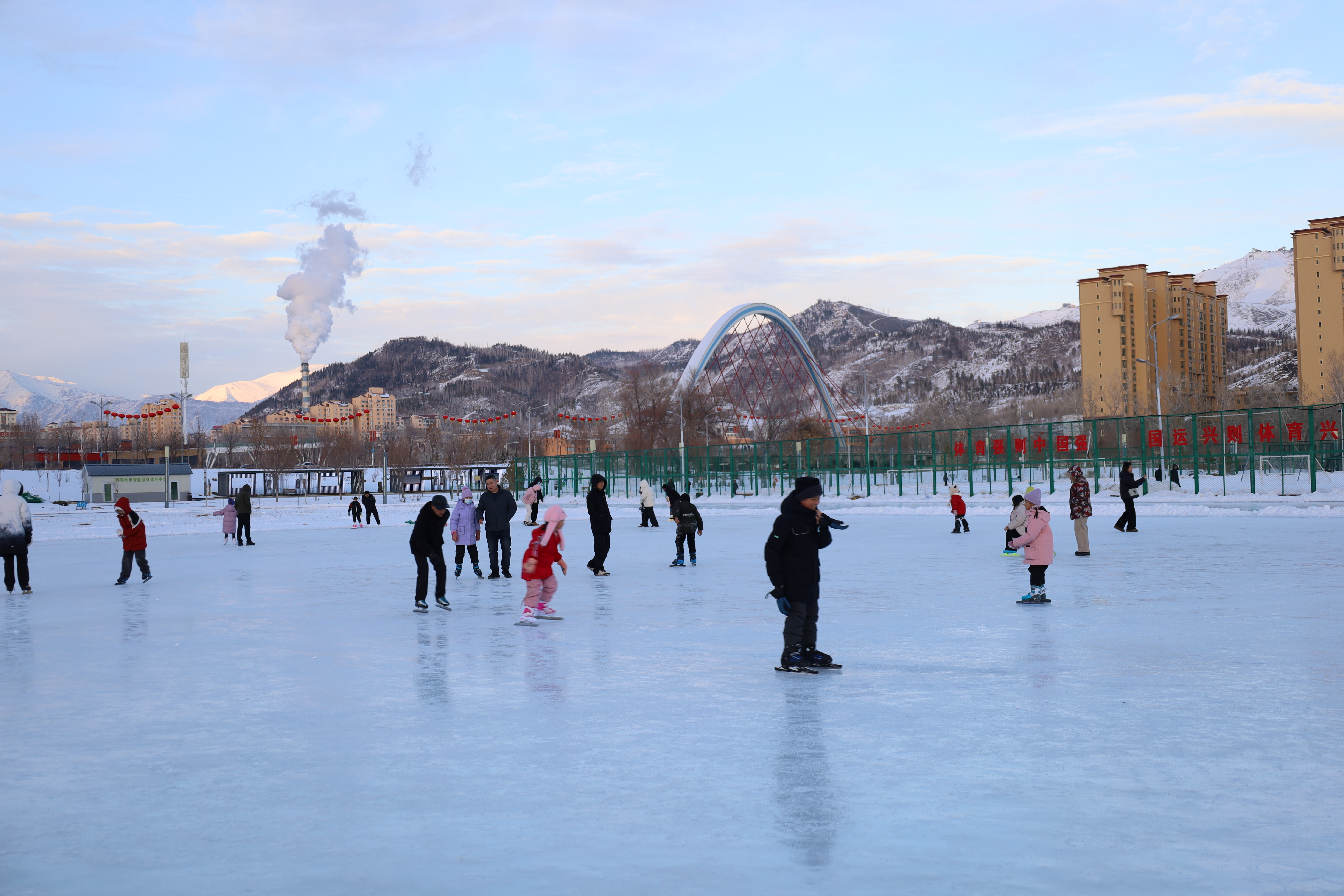 12月7日，不少学生及其家长前来滑冰场滑冰。